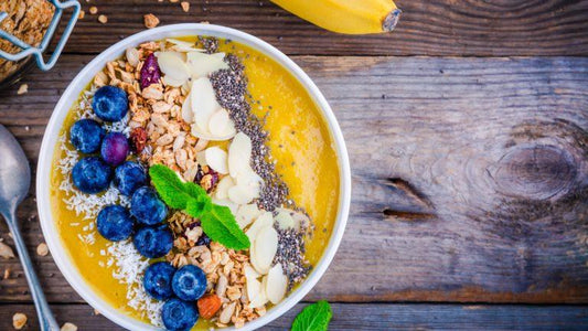 Gelbe Smoothie Bowl mit Mango - Gorilla Sports Schweiz