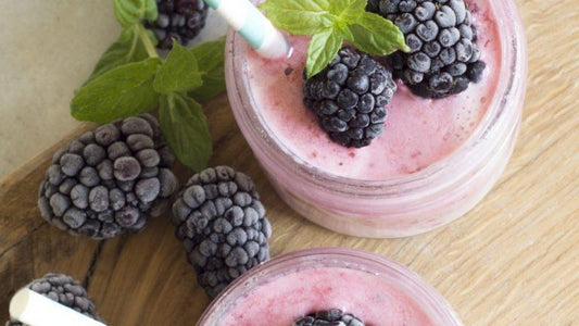 Fruchtiger Eiweiss Shake mit Brombeeren - Gorilla Sports Schweiz
