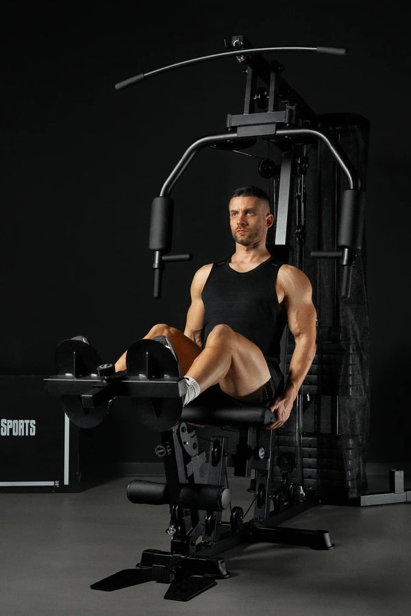 Athlet beim Beintraining an der Multistation
