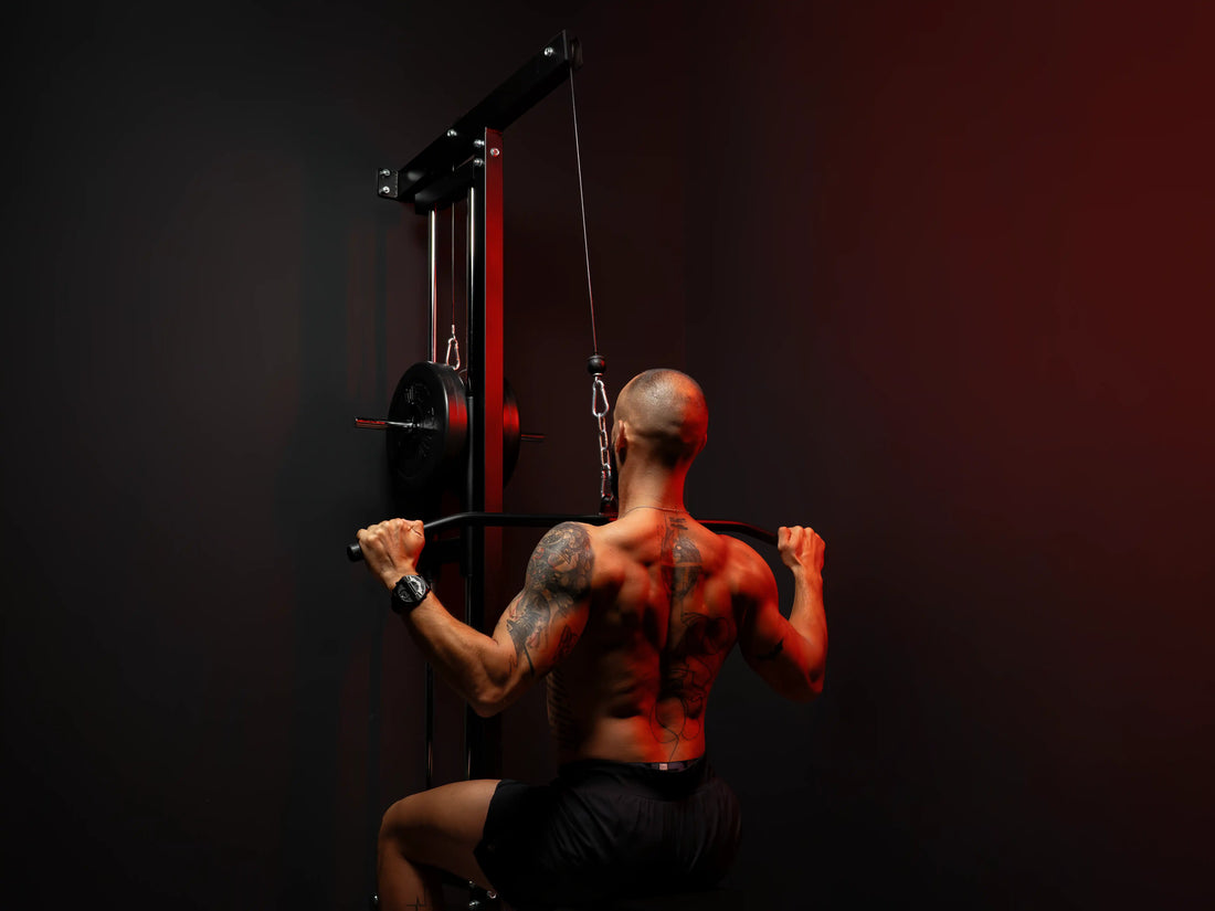 Athlet beim Latzug-Training im Home Gym