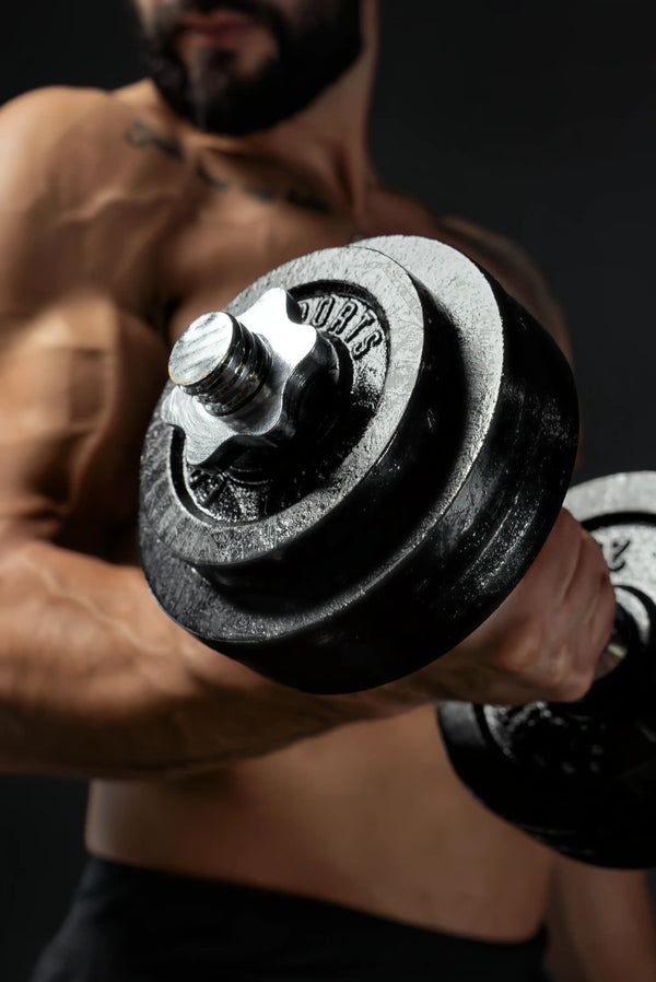 Athlet beim Bizeps-Curl mit Hantelscheiben