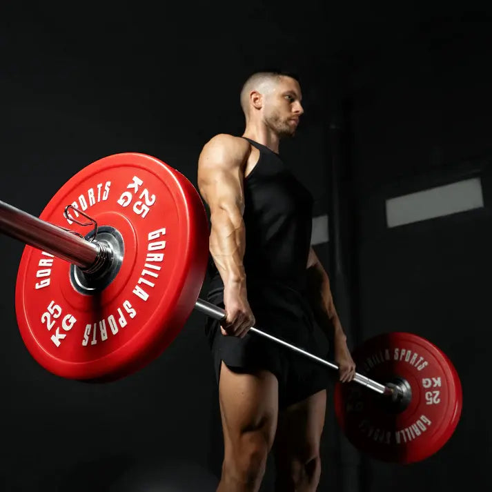 Athlet beim Kreuzheben mit Langhantel und 25 kg Bumper Plates